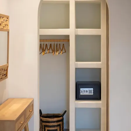 Paranthos Island Living 公寓式酒店