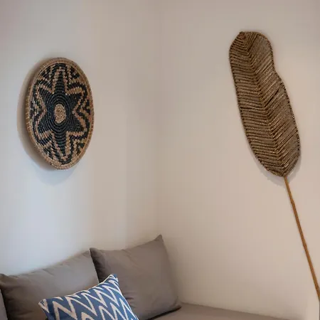 Paranthos Island Living 公寓式酒店