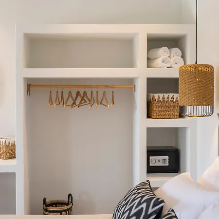 Paranthos Island Living كريس أكتي